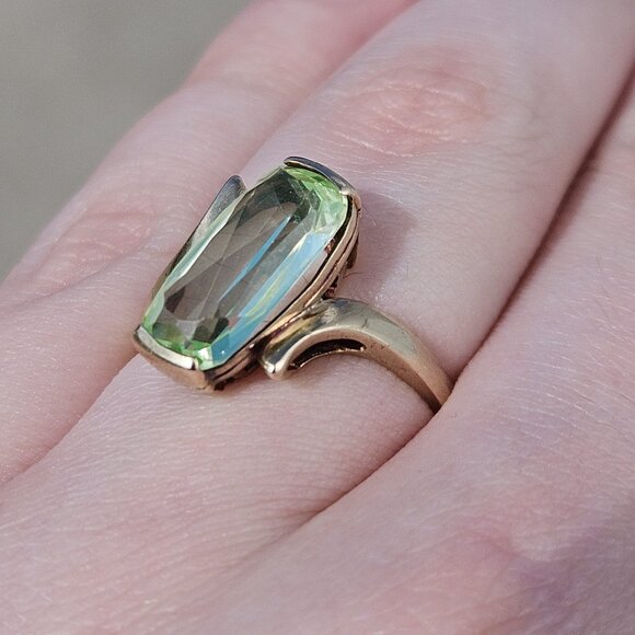 10K Yellow Gold Elongated Cushion Cut Uranium Glass Cocktail Ring Size 6.25 - Picture 4 of 16